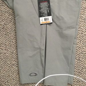 Oakley Golf -Take Short 2.5 Stone Gray Size 33 NWT